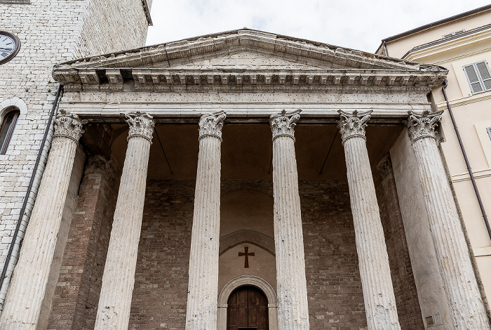 Assisi Piazza del Comune: Chiesa di Santa Maria sopra Minerva