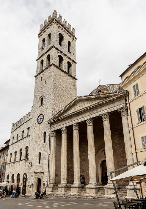 Piazza del Comune (v.r.): Chiesa di Santa Maria sopra Minerva, Torre del Popolo, Palazzo del Popolo Assisi
