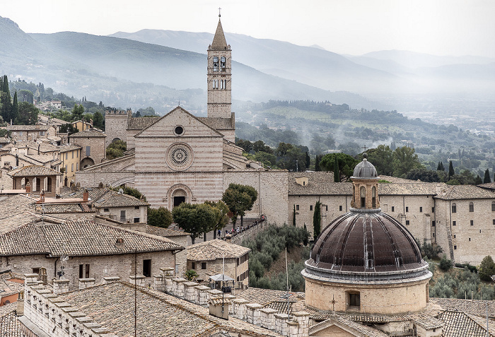 Blick vom Torre del Popolo: Basilica di Santa Chiara, Kuppel der Chiesa Nuova Assisi