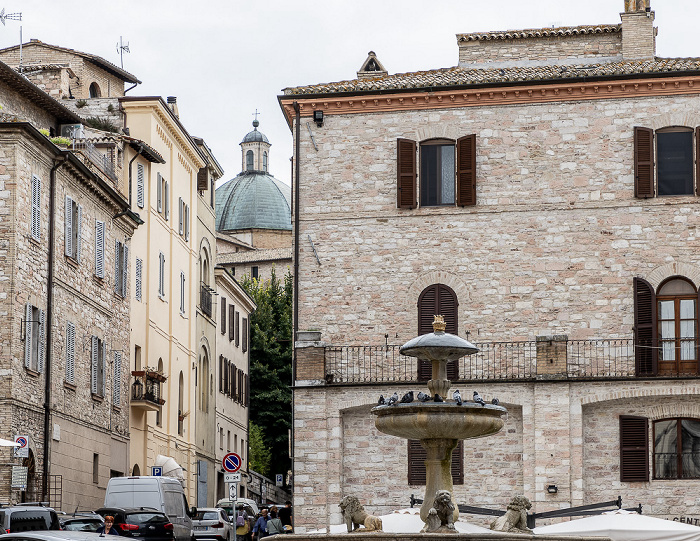 Assisi Piazza del Comune: Fontana dei tre leoni Cattedrale di San Rufino Via San Gabriele dell'Addolorata