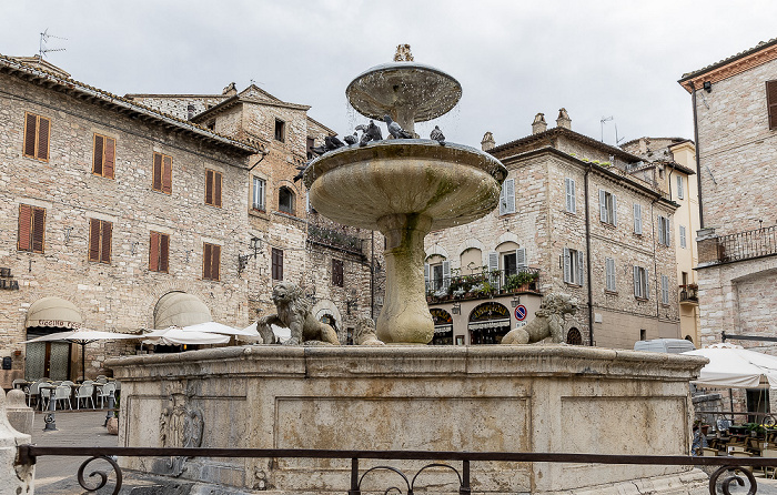 Assisi Piazza del Comune: Fontana dei tre leoni