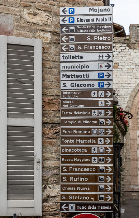 Via Santa Chiara: Hinweisschilder Assisi
