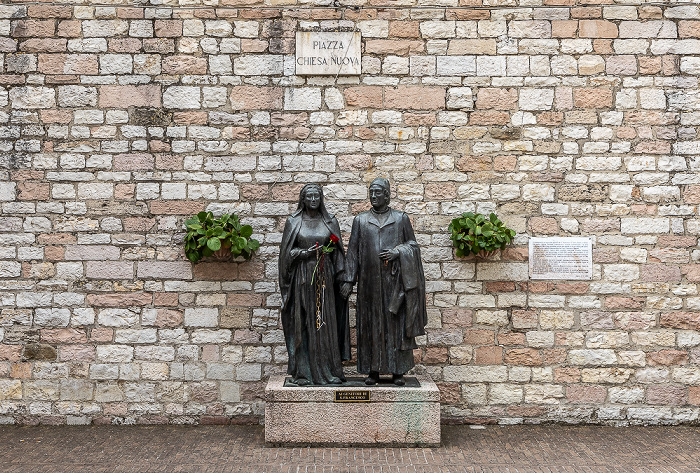 Piazza Chiesa Nuova: Denkmal Pietro di Bernardone e Madonna Pica, genitori di San Francesco d'Assisi