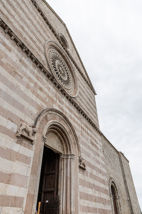Piazza Santa Chiara: Basilica di Santa Chiara Assisi