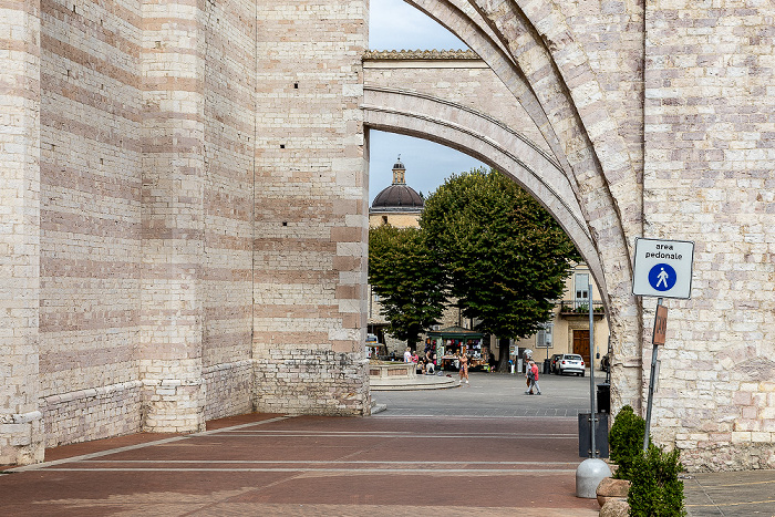 Piazza Santa Chiara: Basilica di Santa Chiara Assisi