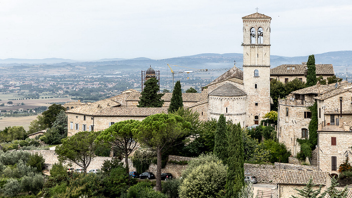 Blick von der Piazza Santa Chiara: Chiesa di Santa Maria Maggiore, Tal des Topino Assisi