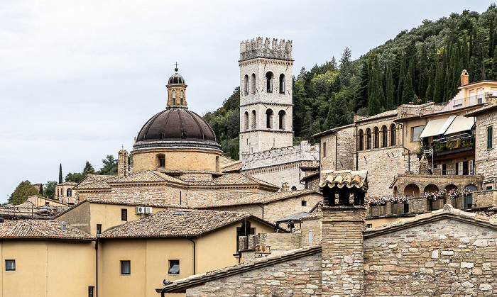 Assisi Blick von der Piazza Santa Chiara: Kuppel der Chiesa Nuova und Torre del Popolo
