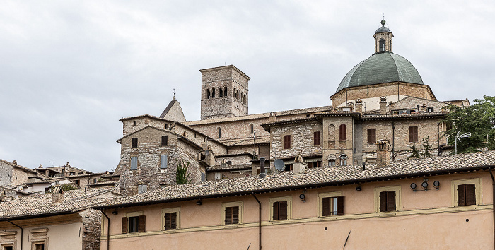 Assisi Blick von der Piazza Santa Chiara: Cattedrale di San Rufino