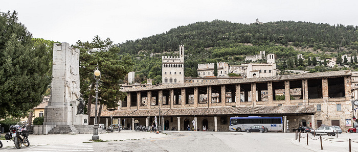 Gubbio Piazza 40 Martiri: Ai Caduti nella Grande Guerra (Denkmal Ai Caduti nella Grande Guerra), Logge dei Tiratori Palazzo dei Consoli Palazzo del Podestà Palazzo Ranghiasci Brancaleoni