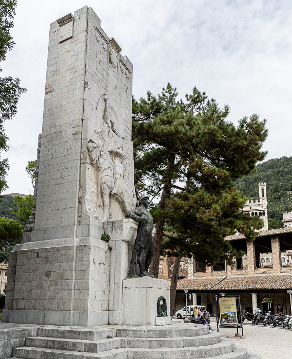 Gubbio Piazza 40 Martiri: Ai Caduti nella Grande Guerra (Denkmal Ai Caduti nella Grande Guerra) Logge dei Tiratori Palazzo dei Consoli