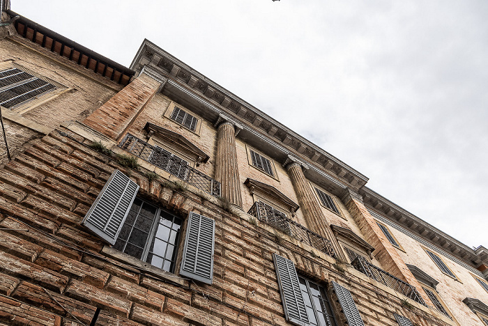 Piazza Grande: Palazzo Ranghiasci Brancaleoni Gubbio