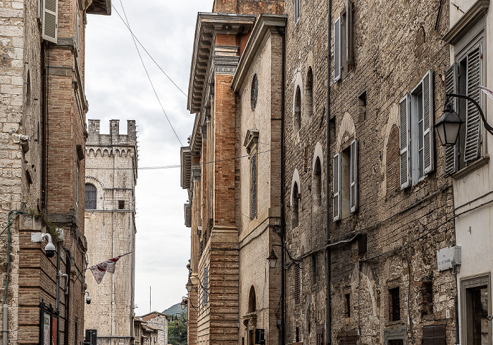 Gubbio Piazza Grande mit dem Palazzo dei Consoli (links) und dem Palazzo Ranghiasci Brancaleoni