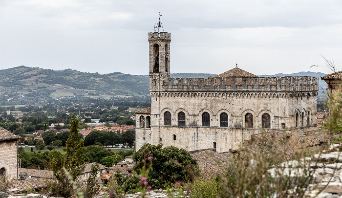Gubbio Blick von den Orti della Cattedrale: Palazzo dei Consoli
