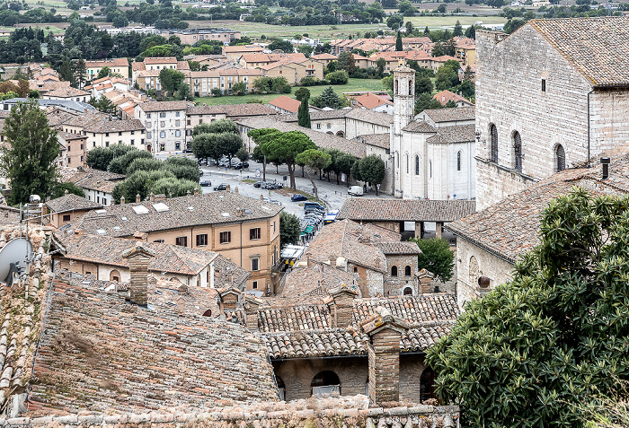 Gubbio Blick von den Orti della Cattedrale: Piazza 40 Martiri und Chiesa di San Chiesa di San Francesco  Palazzo del Podestà