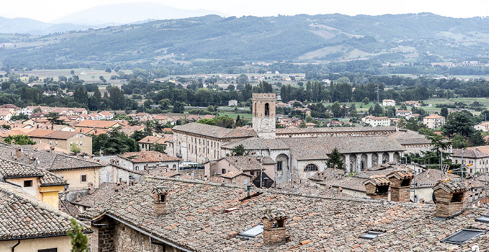 Gubbio Blick von den Orti della Cattedrale: Chiesa di San Pietro