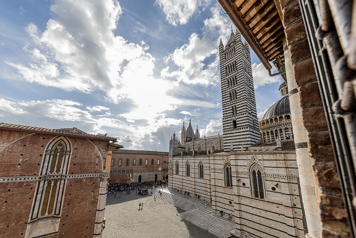 Blick aus dem Museo dell'Opera del Duomo: Piazza del Duomo und Duomo di Siena (Cattedrale Metropolitana di Santa Maria Assunta)