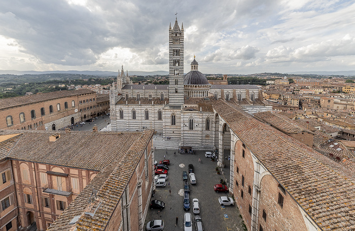 Blick vom Facciatone: Duomo di Siena (Cattedrale Metropolitana di Santa Maria Assunta)  Chiesa della Santissima Annunziata Museo dell'Opera del Duomo Palazzo Reale (Prefettura) Piazza del Duomo Piazza Jacopo della Quercia