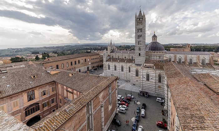 Blick vom Facciatone: Duomo di Siena (Cattedrale Metropolitana di Santa Maria Assunta)  Chiesa della Santissima Annunziata Museo dell'Opera del Duomo Palazzo Reale (Prefettura) Piazza del Duomo Piazza Jacopo della Quercia