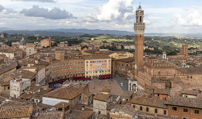 Blick vom Facciatone: Piazza del Campo und Palazzo Pubblico mit dem Torre del Mangia Siena