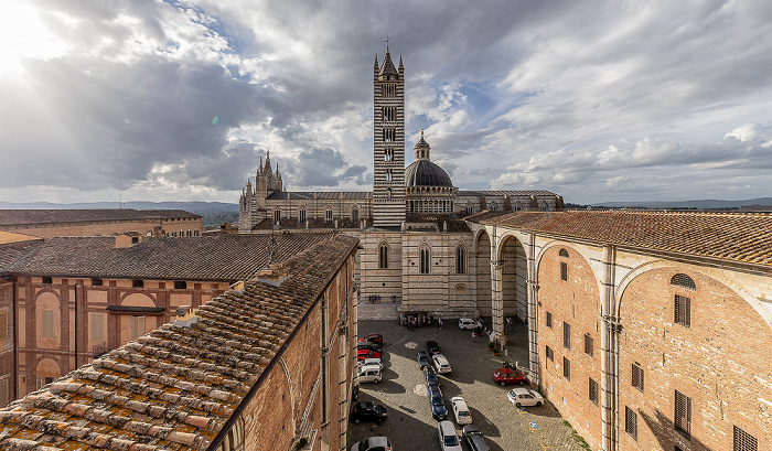 Blick vom Facciatone: Piazza Jacopo della Quercia, Duomo di Siena (Cattedrale Metropolitana di Santa Maria Assunta) Museo dell'Opera del Duomo Palazzo Reale (Prefettura)