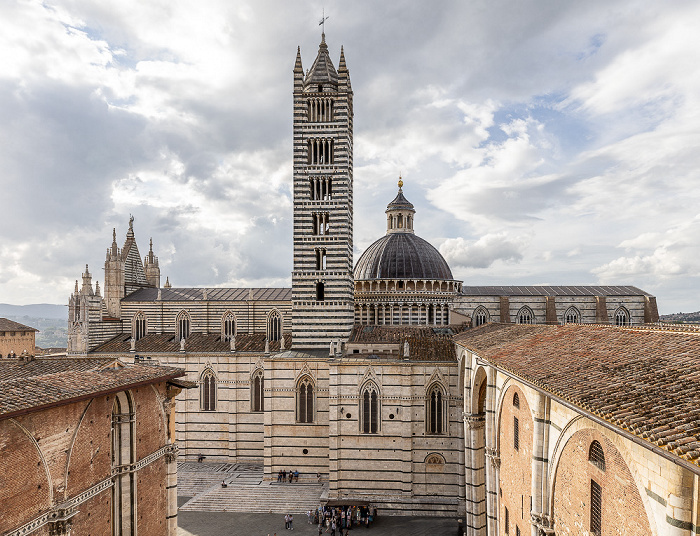 Blick vom Facciatone: Duomo di Siena (Cattedrale Metropolitana di Santa Maria Assunta) Museo dell'Opera del Duomo Palazzo Reale (Prefettura)