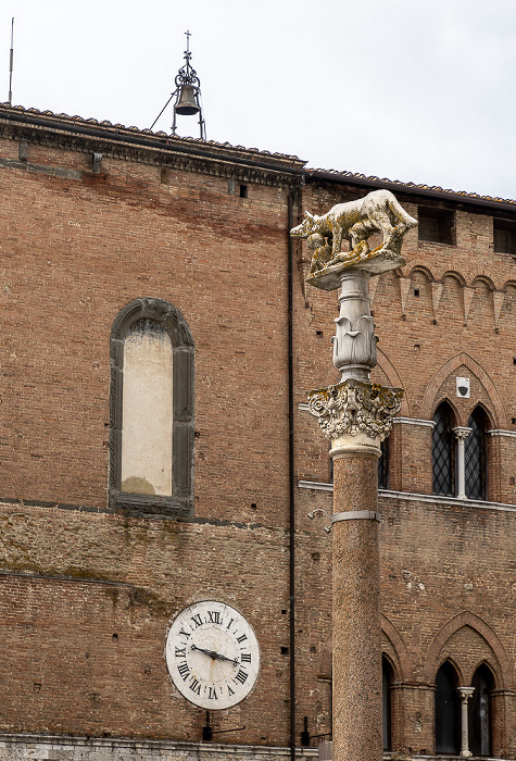 Siena Piazza del Duomo Chiesa della Santissima Annunziata