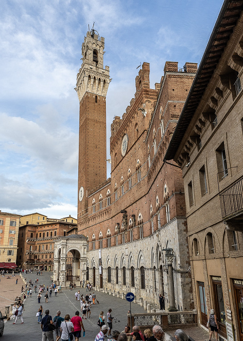 Siena Piazza del Campo mit dem Palazzo Pubblico und dem Torre del Mangia