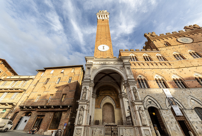 Piazza del Campo mit dem Palazzo Pubblico und dem Torre del Mangia Siena