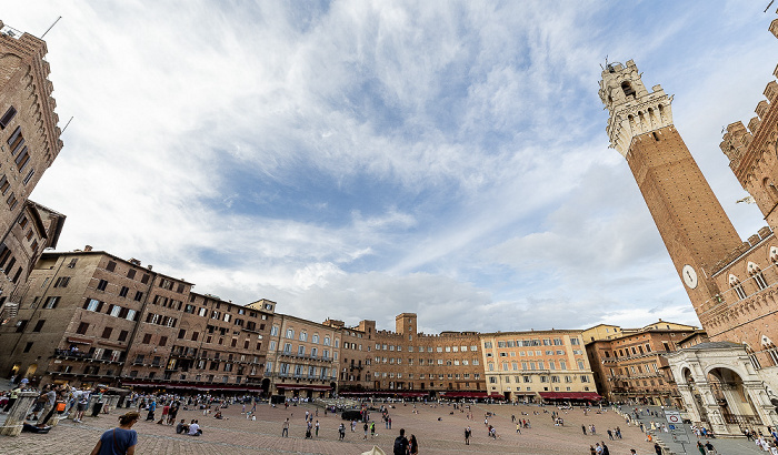 Piazza del Campo mit dem Palazzo Pubblico und dem Torre del Mangia Siena