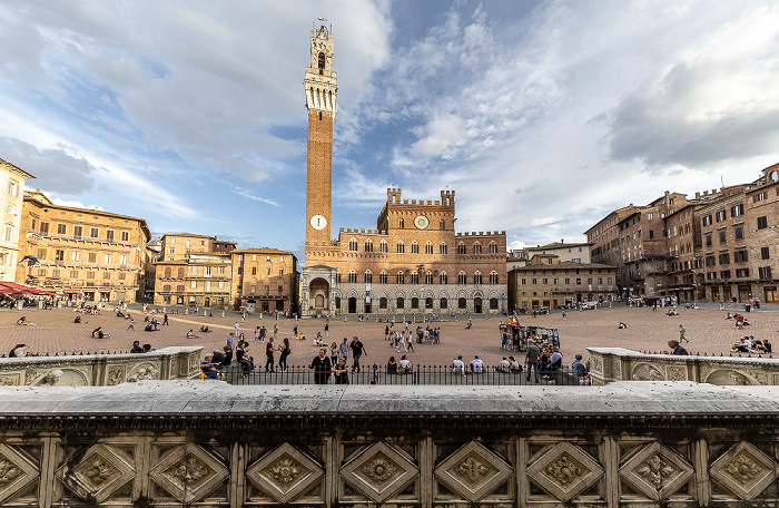 Siena Piazza del Campo mit dem Palazzo Pubblico und dem Torre del Mangia Fonte Gaia