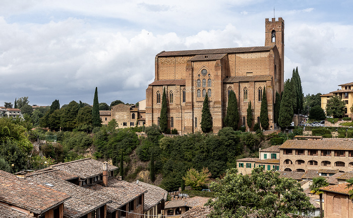 Siena Blick von der Via di Fontebranda: Basilica Cateriniana di San Domenico