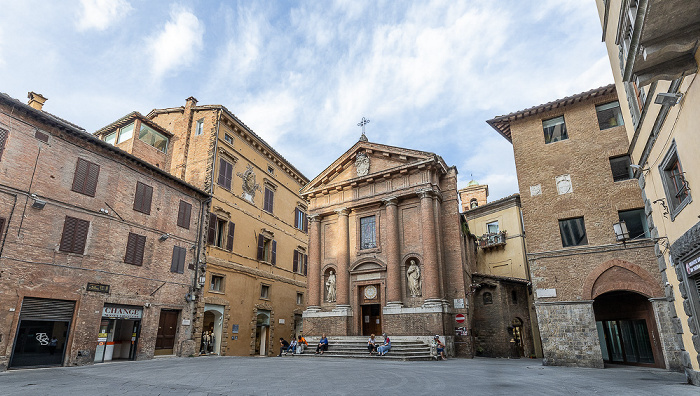 Siena Piazza Tolomei mit der Chiesa di San Cristoforo