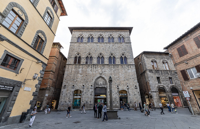 Siena Piazza Tolomei mit dem Denkmal Lupa Senese und dem Palazzo Tolomei