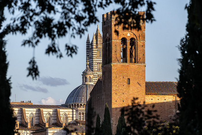 Blick von der Fortezza Medicea: Basilica Cateriniana di San Domenico, Duomo di Siena (Cattedrale Metropolitana di Santa Maria Assunta) Siena