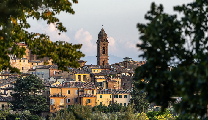 Blick von der Via Bruno Bonci: Campanile der Basilica di San Clemente in Santa Maria dei Servi Siena