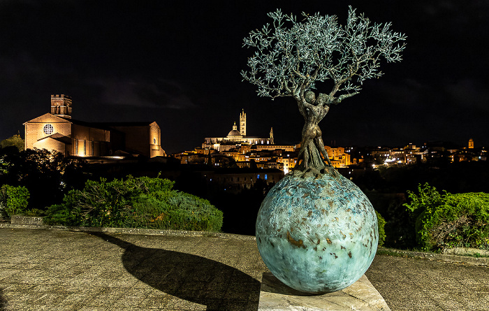 Siena Via Bruno Bonci: Skulptur L’amore salva il mondo,(von Andrea Roggi)