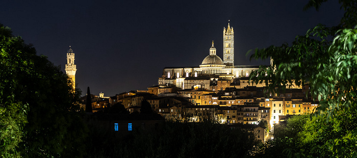 Blick von der Via Bruno Bonci: Torre del Mangia, Duomo di Siena (Cattedrale Metropolitana di Santa Maria Assunta)