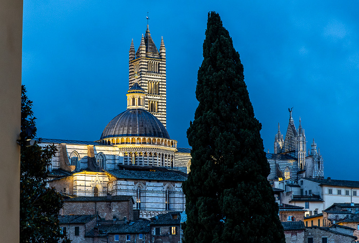 Blick von der Piazza San Domenico: Duomo di Siena (Cattedrale Metropolitana di Santa Maria Assunta)