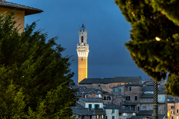 Siena Blick von der Piazza San Domenico: Torre del Mangia