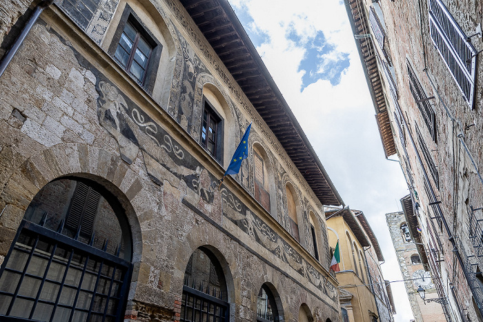 Colle di Val d’Elsa Via del Castello: Palazzo del Comune Cattedrale dei Santi Marziale e Alberto
