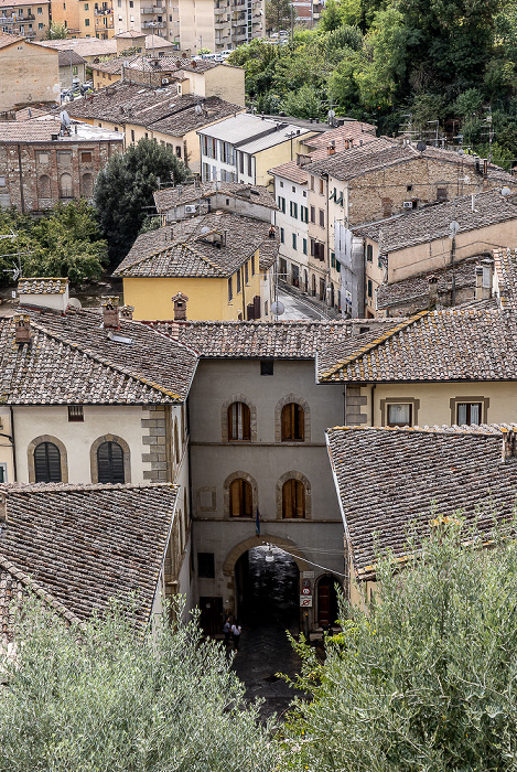 Blick von der Via San Sebastiano: Porta Guelfa, Via della Pieve in Piano Colle di Val d’Elsa