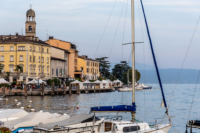 Gardasee, Lungolago Giuseppe Zanardelli mit dem Duomo Santa Maria Annunziata Salò