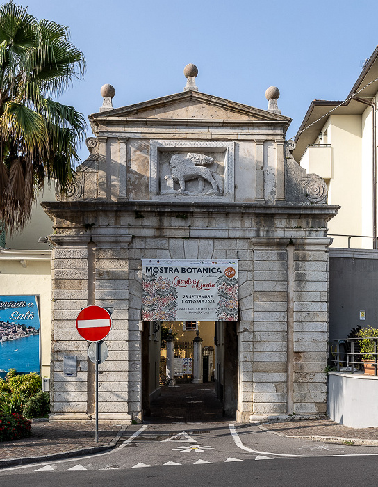Salò Via Brunati: Porta del Carmine