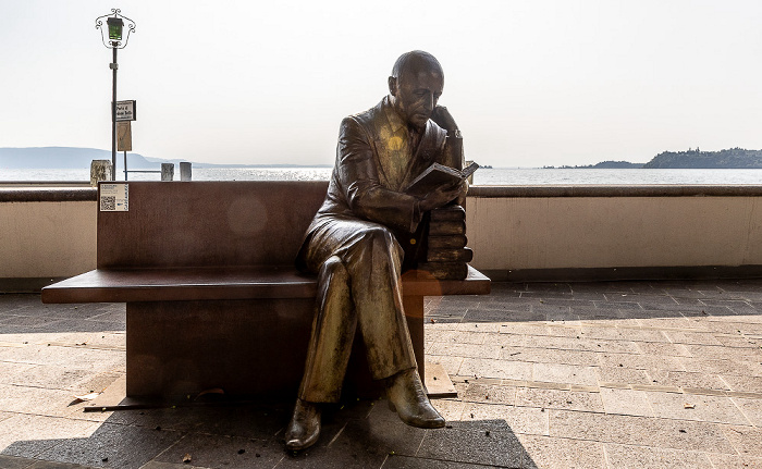 Lungolago Gabriele d'Annunzio: Denkmal Il solitario studioso Gardone Riviera