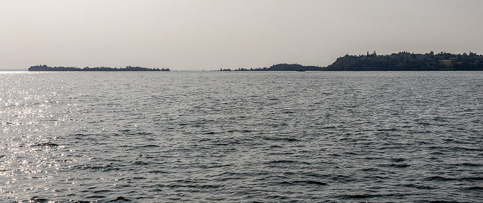 Gardasee mit der Isola di Garda (links) Gardone Riviera
