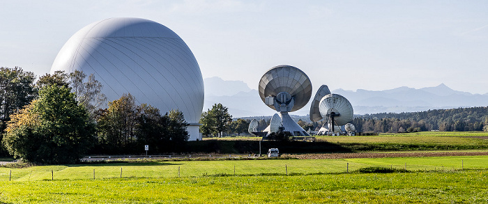 Erdfunkstelle Raisting (v.l.): Radom, Antenne 3, Antenne 2 Raisting