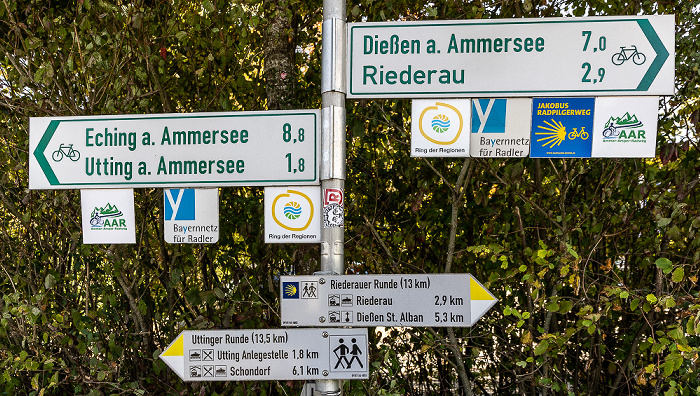 Eduard-Thöny-Straße / Seeholzstraße: Wegweiser Utting am Ammersee