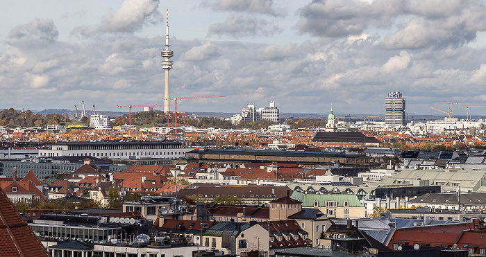 München Blick von St. Peter (Alter Peter) (oben v.l.): Olympiapark mit Olympiaturm und Olympisches Dorf, BMW-Hochhaus