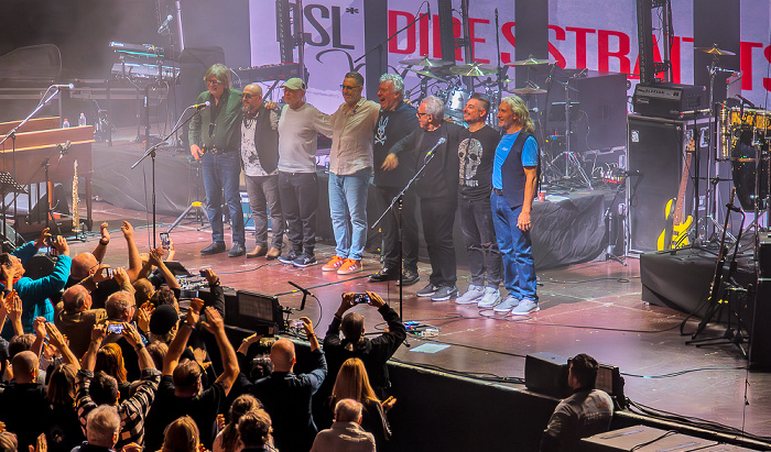 Circus Krone: Dire Straits Legacy München Mel Collins (Saxophone), Primiano Dibiase (Keyboards), Alan Clark (Keyboards), Marco Caviglia (Lead Guitar, Vocals), Danny Cummings (Percussions, Vocals), Trevor Horn (Bass, Vocals), Cristiano Micalizzi (Drums), Phil Palmer (Guitars, Vocals)