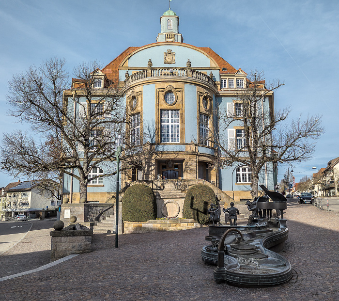 Donaueschingen Rathausplatz: Musikantenbrunnen, Blaues Rathaus Mühlenstraße Villinger Straße